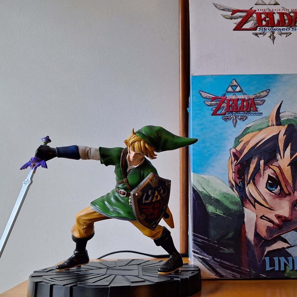 Legend Of Zelda:Skyward Sword - Link 10" Statue W/Box Dark Horse Deluxe Like New